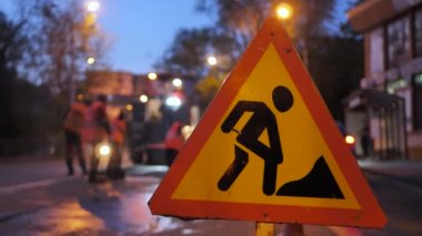 Arka planda makineler ve ekipmanlar olan bir yol onarımı işareti. Yol çalışması kavramı