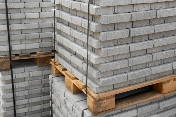 Çağdaş taş yığını Paving kaldırımları kaplıyor. Yol kaldırımları için palet üzerine inşaat malzemesi. Kaldırım taşı. İnşaat alanı — Stok fotoğraf