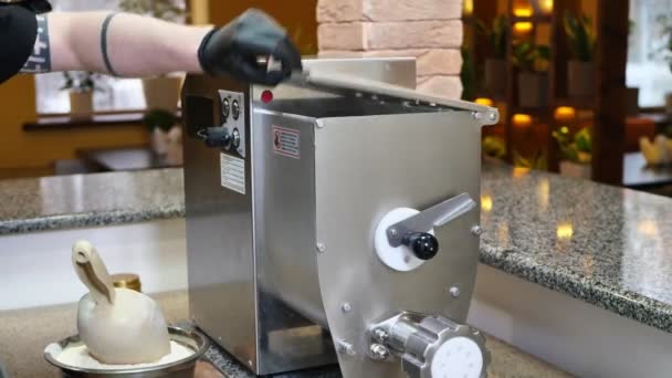 Ο σεφ μαγειρεύει ιταλικά μακαρόνια χρησιμοποιώντας μηχανή ζυμαρικών.Ρίχνει αλεύρι και σιμιγδάλι σε μηχανή ζυμαρικών. — Αρχείο Βίντεο