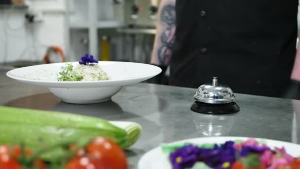 Ο σεφ χτυπάει το κουδούνι υπηρεσίας στην κουζίνα. Τα ζυμαρικά είναι έτοιμα για σερβίρισμα. — Αρχείο Βίντεο