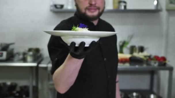 Heerlijke spaghetti is klaar om te serveren in de handen van de chefs — Stockvideo