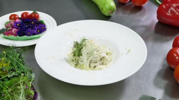 Chef-kok versiert de pasta met een mooie bloem voor het serveren — Stockvideo