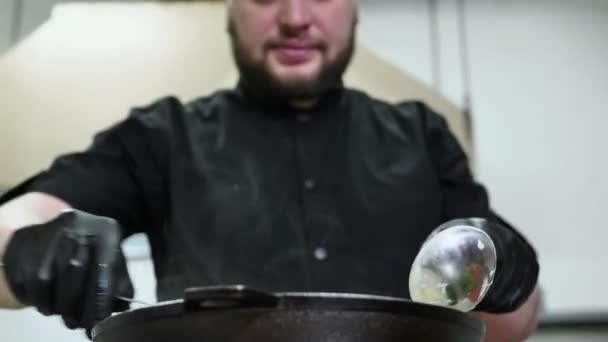 O chef enrola a massa acabada com pinças antes de servir — Vídeo de Stock
