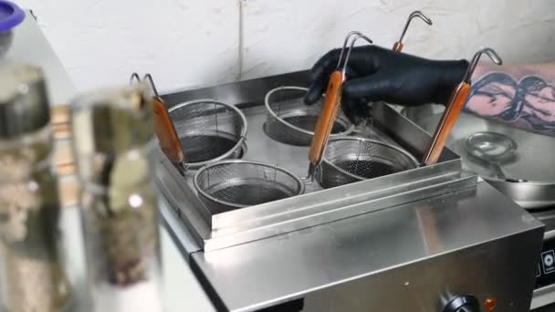 Noedels worden gekookt in kokend water op het fornuis — Stockvideo