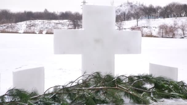 正教会のエピファニーの休日。氷の穴と氷の十字架 — ストック動画