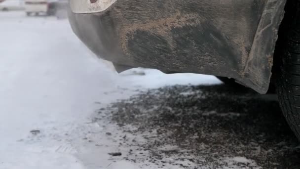 Soğuk kış kavramı modern bir arabanın egzoz borusunun ayrıntısıdır. — Stok video