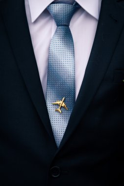 Erkek ceket ve kravatla uçak kravat-pin