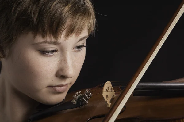 10 代の少女のバイオリニストにわずかに笑み — ストック写真
