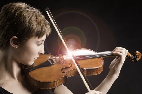 Adolescente menina e cantando cordas violino — Fotografia de Stock