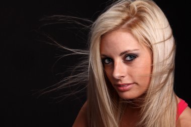 sarışın genç kadın üflenir Rüzgar