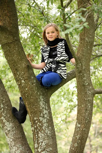 Chica joven en limas de árbol —  Fotos de Stock