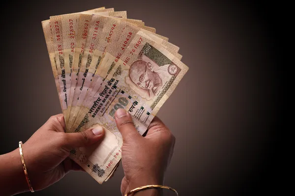 Žena počítá indických rupií — Stock fotografie