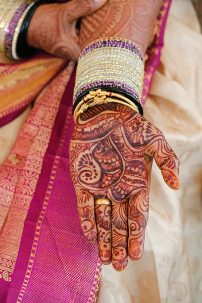 Mão nupcial hindu indiano decorado com henna (mehendi ) — Fotografia de Stock