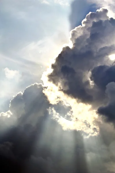 Rayons du soleil à travers les nuages — Photo