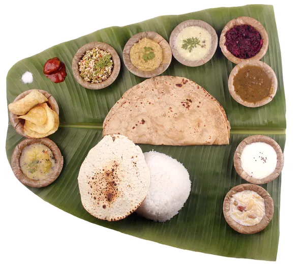Zuid-Indiase lunch op bananenblad met knipmasker — Stockfoto