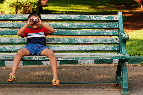 Foto di un giocoso e carino giovane asiatico / indiano ragazzo guardando in — Foto Stock