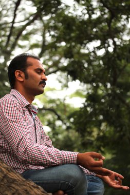 yakın çekim profil yakışıklı Hintli işadamı meditati fotoğrafı