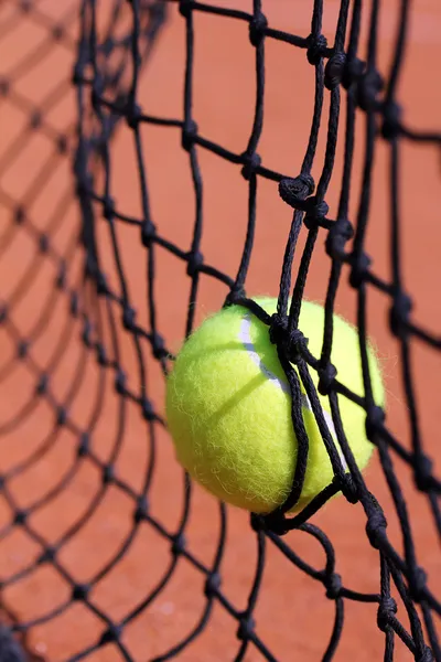 Φωτογραφία του Νέα Τένις μπάλα χτύπησε σε καθαρό πονγκ σε πηλό δικαστήριο — Φωτογραφία Αρχείου