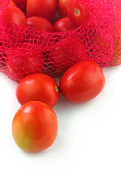 Frische saftige Bio-Tomaten auf weißem Hintergrund. die Früchte sind — Stockfoto