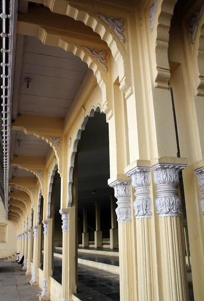 Facade of mysore palace with arches in indo-saracenic style. — Stock Photo, Image