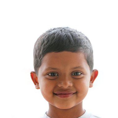 şirin, akıllı, mutlu ve yakışıklı Hint boy(kid) gülümseyerek ve göz