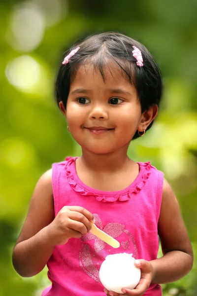 かなり若いインドの女の子の子供が楽しんで、pa でアイスクリームを食べる — ストック写真