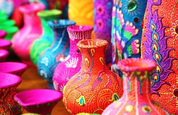 Pots artistiques colorés ou vases de fleurs en couleurs vives — Photo