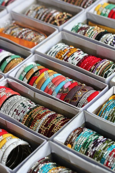 Collectie van prachtige Indiase kleurrijke armbanden in levendige kleuren — Stockfoto