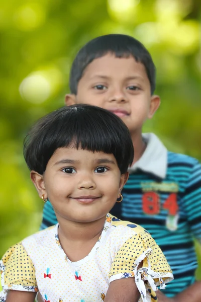 Söt indisk barn (bror och syster) med bra tid i en park — Stockfoto