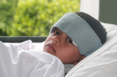 Genç Hintli boy(kid) yüksek fever(flu) acı ve treatm elde