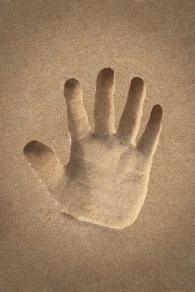 पाम (हाथ) प्रतीक या समुद्र तट रेत में हस्ताक्षर निर्माण अवधारणा फोटो — स्टॉक फ़ोटो, इमेज
