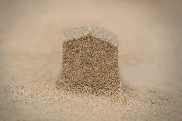 Haus (Haus) Struktur aus Sand am Strand - Konzeptfoto. — Stockfoto