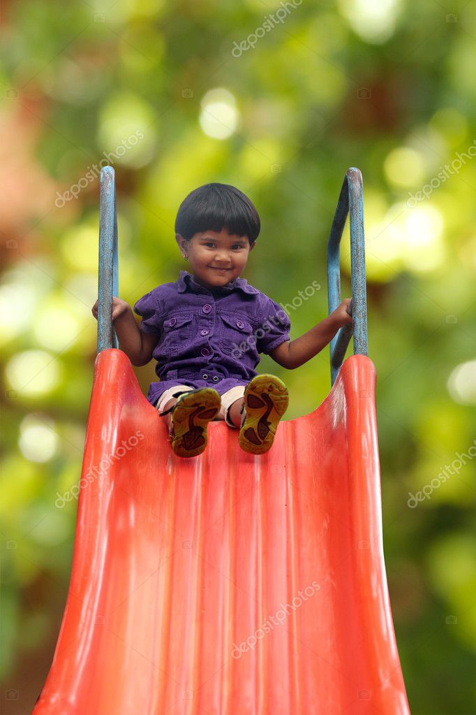 И счастливая индийская девочка (малышка) на парковой горке на даче стоковое  фото ©smarnad 30206907