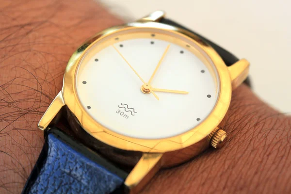 Reloj de pulsera moderno de oro que muestra el tiempo como 2pm —  Fotos de Stock