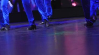 Geleneksel Tatarlı kostümlü genç kadınlar sahnede dans ediyorlar.