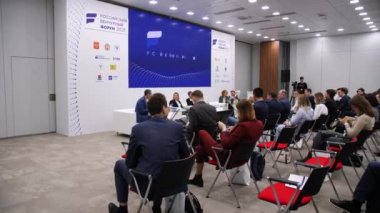 Konuşmacılar Rus girişim forumunda perde altında oturuyorlar