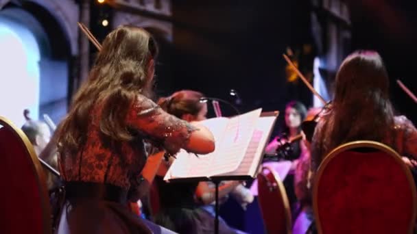 Mulher violinista com folhas de música toca em concerto no palco — Vídeo de Stock