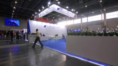 İnsanlar iş konferansında dinlenmek için dinleniyor.