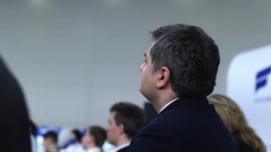 Olgun iş adamı iş konferansında konferans dinler.