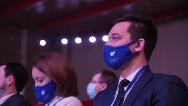 Geschäftsleute mit Logo-Masken bei Konferenz — Stockvideo