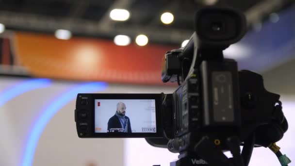 Specialist treedt op bij conference camera scherm view — Stockvideo