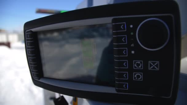 Панель управління бум-ліфтом вантажівка з порожнім екраном взимку — стокове відео