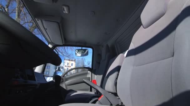 Bestuurdersstoel en stuurwiel in eigentijdse vrachtwagencabine — Stockvideo