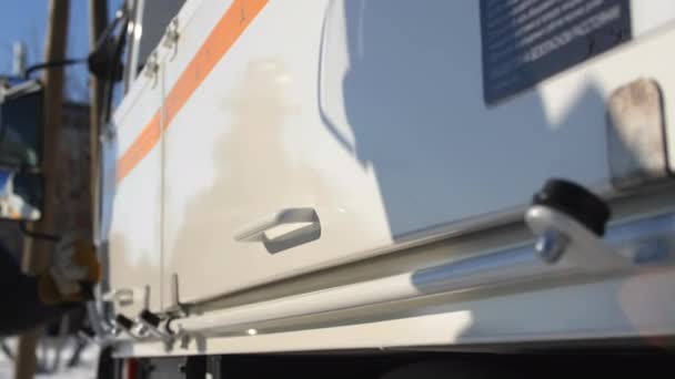 Pracownik otwiera drzwi bagażnika z różnymi rzeczami po stronie ciężarówki — Wideo stockowe