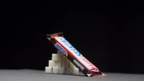 Movimento em torno da barra de chocolate e pilha de açúcar na mesa — Vídeo de Stock