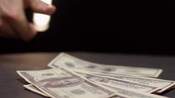 Persoon hand zet US dollar biljet op geld stapel op tafel — Stockvideo