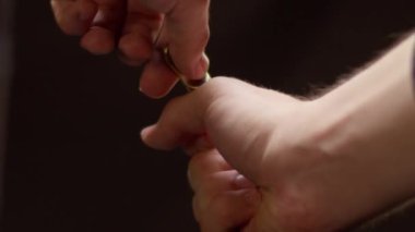 Adam siyah arka planda turist çakmağının kapağını açıyor.