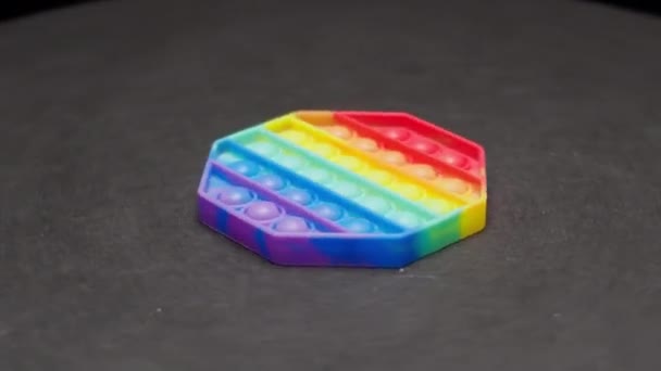 Rainbow popit fidget speelgoed voor kinderen en volwassenen op tafel — Stockvideo