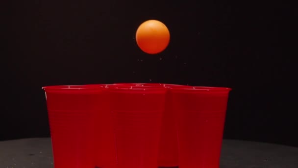 Pessoa joga bola em copos de bebidas em beerpong no estúdio — Vídeo de Stock