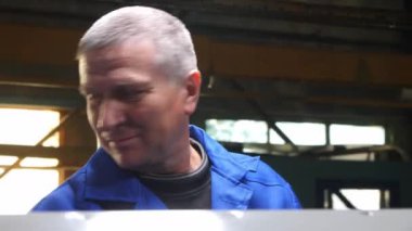 Pozitif işçi atölyedeki işletim ekipmanlarını kontrol ediyor